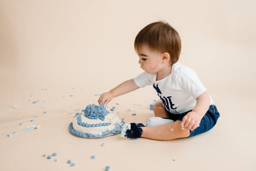 Boy blue cake smash
